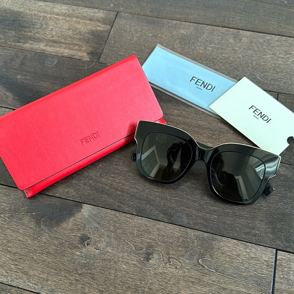 Fendi sunglasses nwt black with gold details 100% authentic